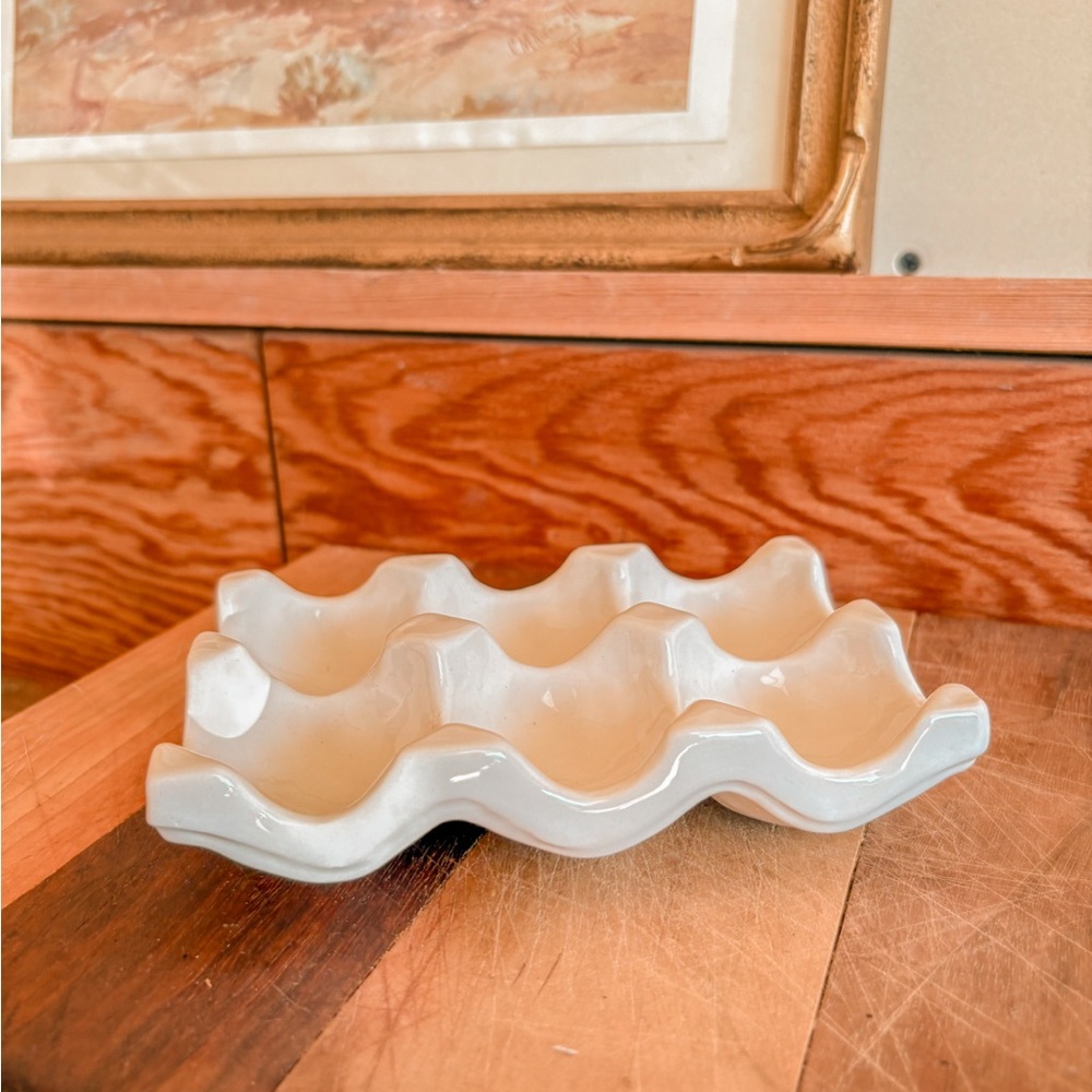 White Ceramic Egg Holderπ€